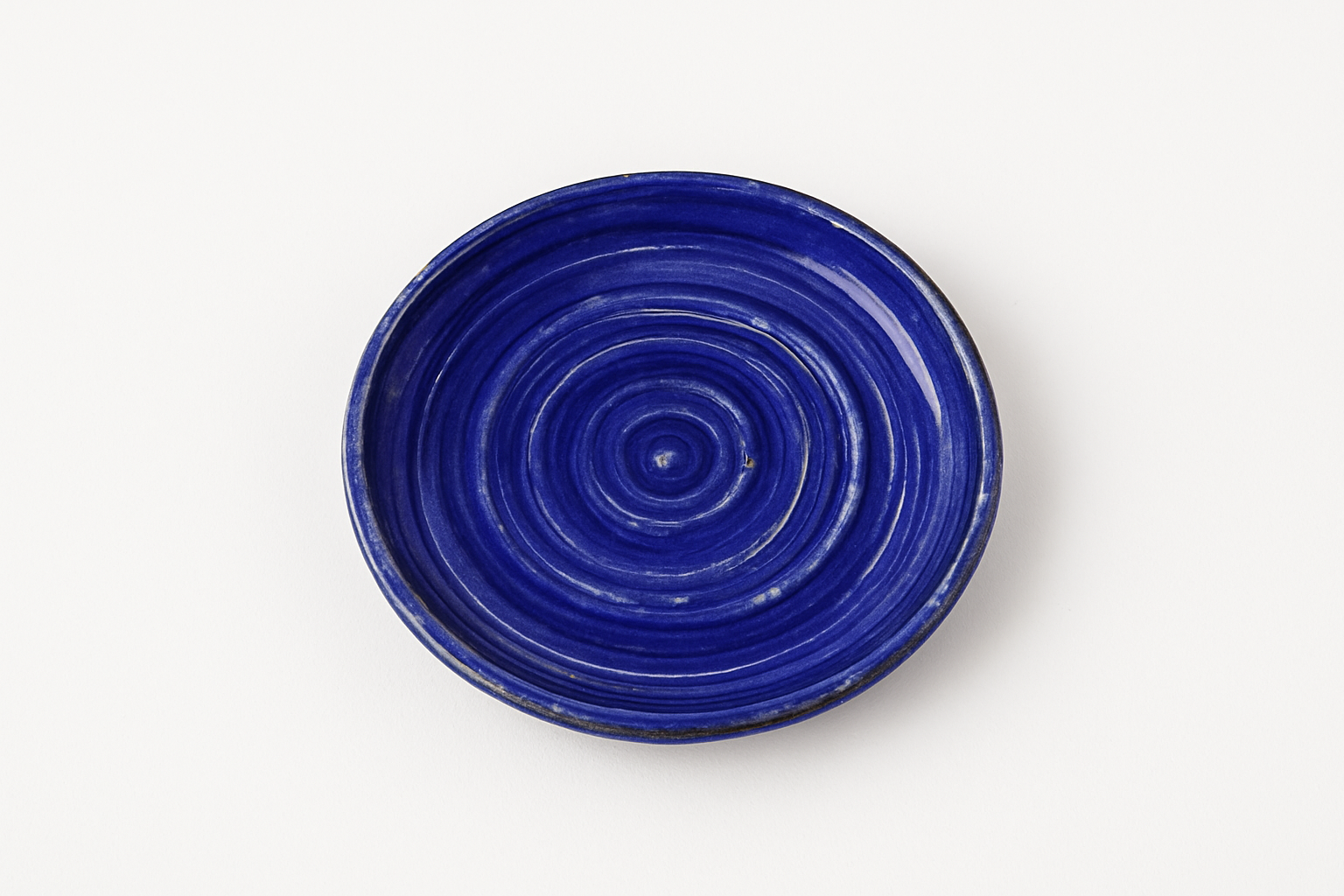 Assiette bleu tourbillon - photo studio fond blanc