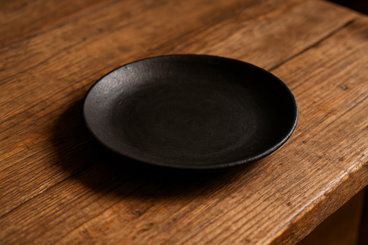 Assiette RONDE noir mat avec touches artisanales - scan correct